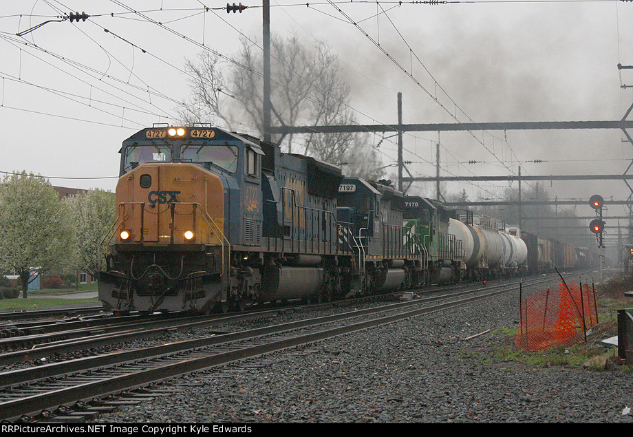 CSX SD70MAC #4727 on Q410-28